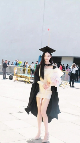 好漂亮啊！李明女儿发视频庆祝硕士毕业，考虑从事足球领域吗？